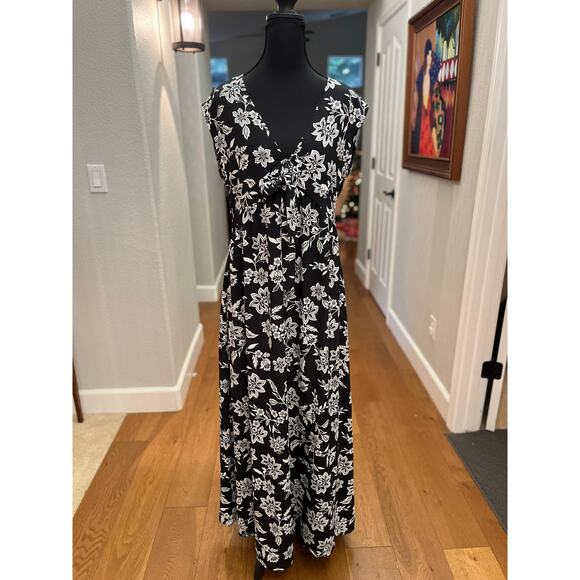 Shop Basic USA Dresses & Skirts - Shop Basic USA Floral V-Neck Maxi Dress - Women's Large - NWOT